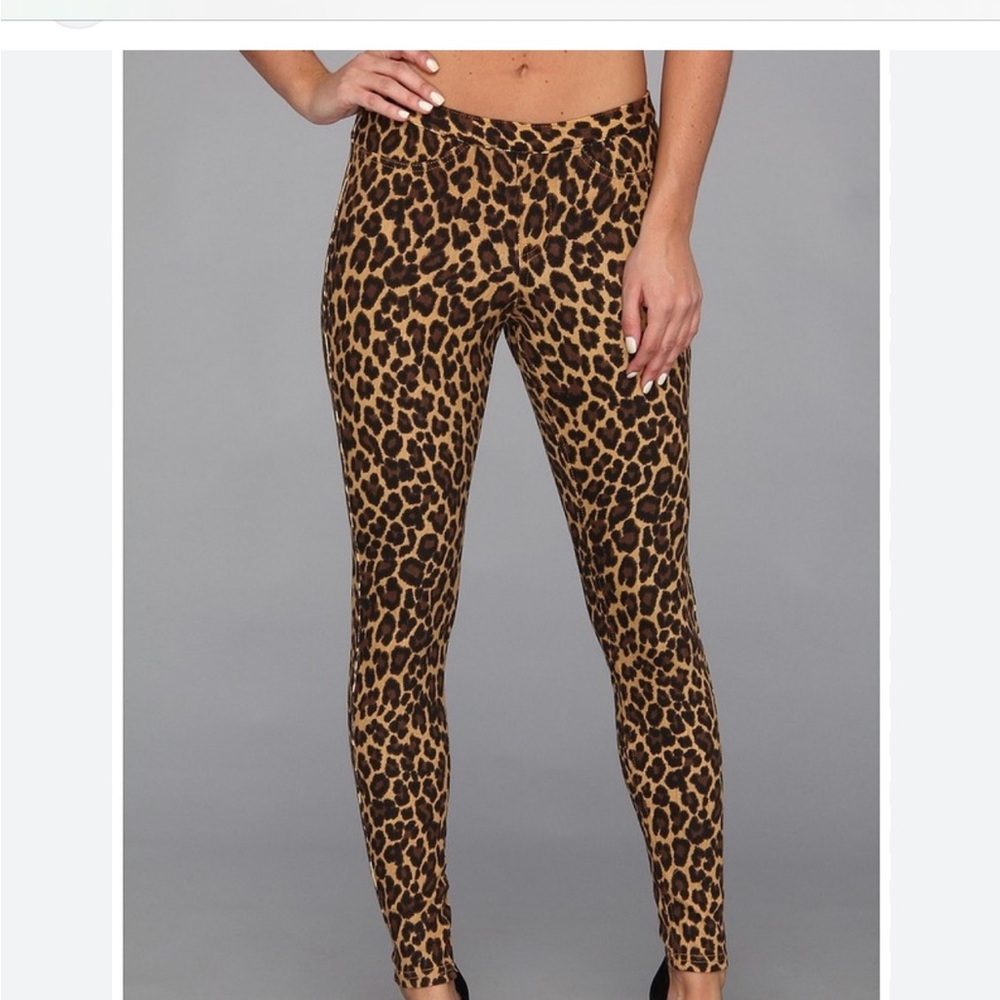 HUE Leopard Print Leggings